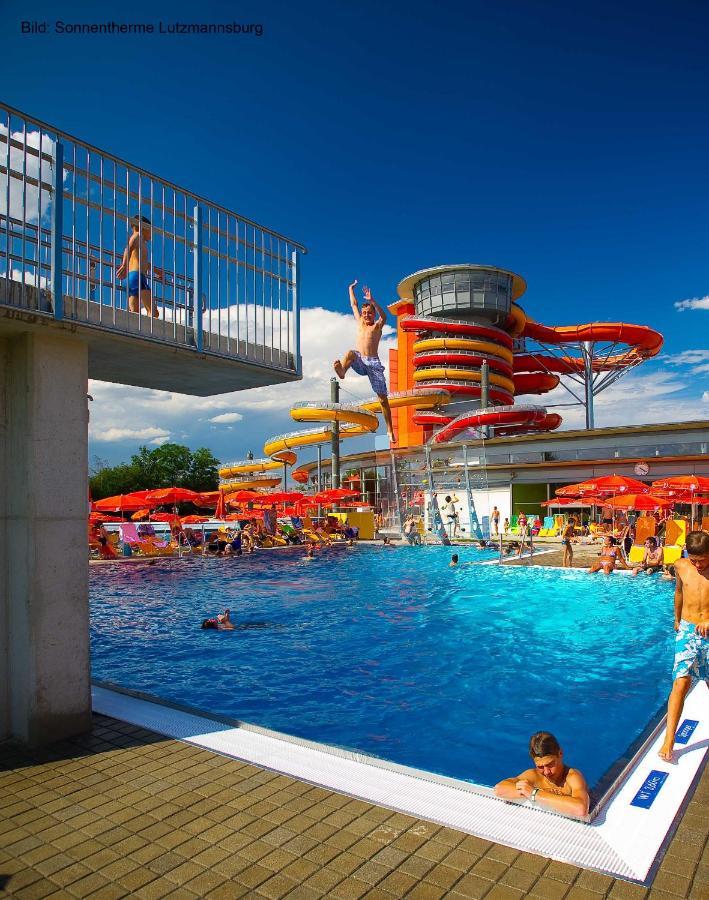 Familien Chalet Mit Direktem Bademantelgang Zur Therme ルッツマンスブルク エクステリア 写真