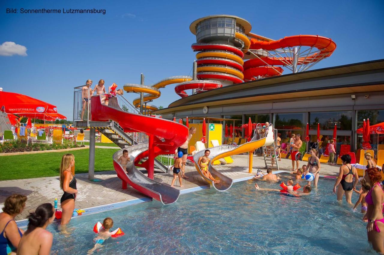 Familien Chalet Mit Direktem Bademantelgang Zur Therme ルッツマンスブルク エクステリア 写真